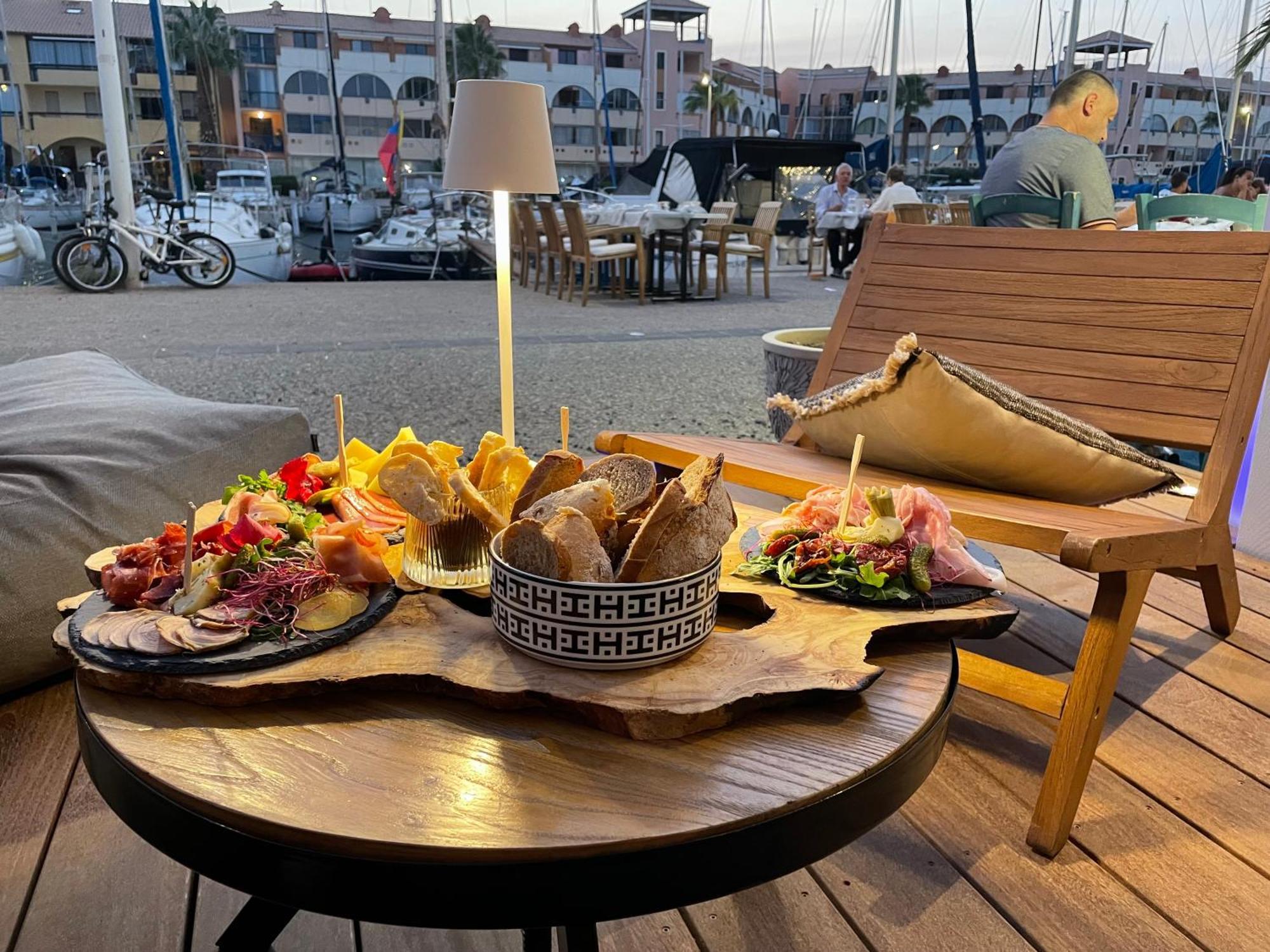 Cit'Hotel Des 2 Golfs Лёкат Экстерьер фото